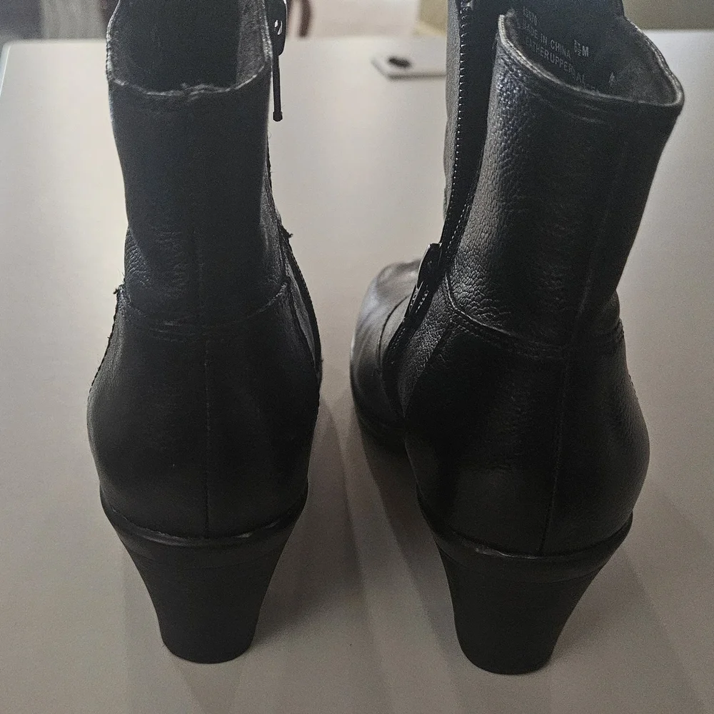 Clarks Black Leather Heeled Booties Side Zip Ankle Boot Shoes Womens Size 6 1/2